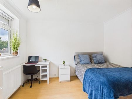 4 bedroom semi-detached house to rent - Photo 5