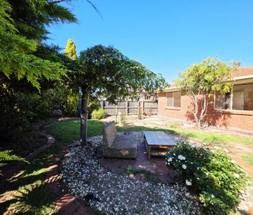 Bright and spacious, three bedroom residence in quiet court location - Photo 5