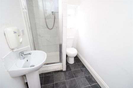 Ground floor flat to rent - Photo 2