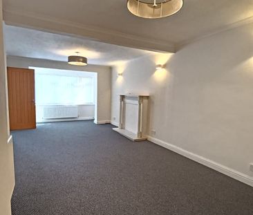 Spacious 3-Bedroom Family Home in Failsworth!! - Photo 2