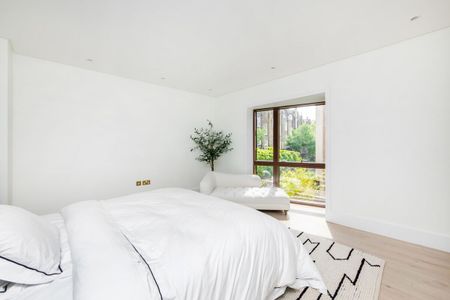 A beautifully presented house with underground parking and concierge, NW8. - Photo 4