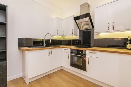 1 bed Apartment To Let - Photo 4