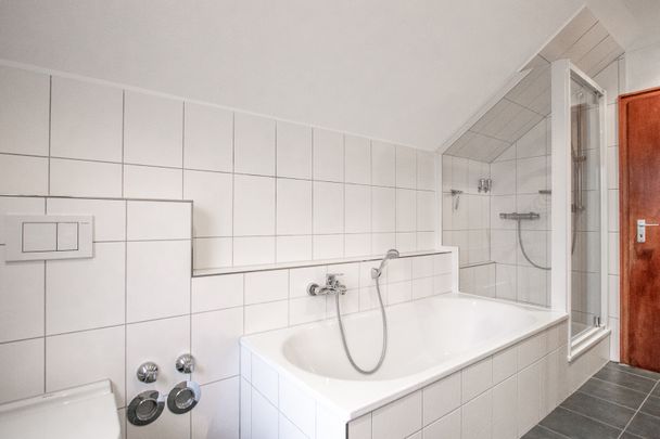 Schicke Dachgeschosswohnung mit Gartennutzung und EBK in toller Hanglage von Bielefeld Stieghorst - Photo 1