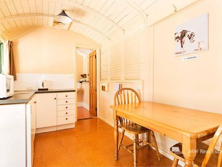 UNIQUE TRAIN CARRIAGE ACCOMMODATION - Photo 2