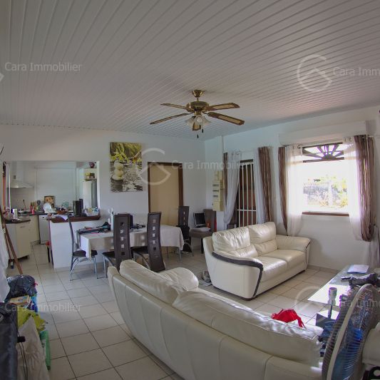 Location Maison 4 pièces 97m² MACOURIA 97355 - Photo 1