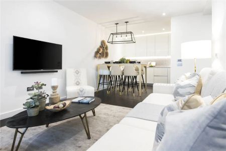 2 bedroom flat in London - Photo 4