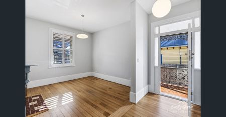 Stylishly Renovated 2 Bedroom + Loft Apartment in Prime Sandy Bay Location - Photo 2