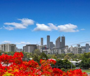 Luxury Family Home with City Views, Internal Lift & Multiple Living... - Photo 2