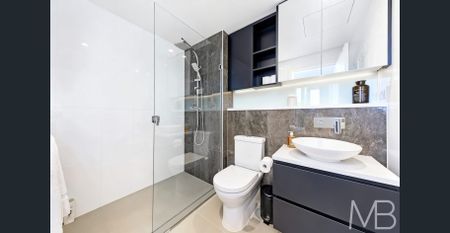 FURNISHED WATERFRONT APARTMENT WITH DUAL ASPECTS & SUPERB CONVENIENCE - Photo 5