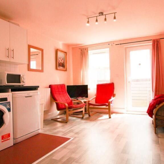 4 bedroom flat to rent - Photo 1