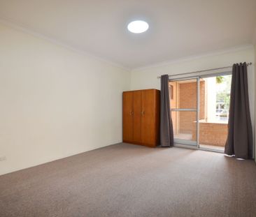 2 Bedroom Unit in Handy Location&excl;&excl; - Photo 2