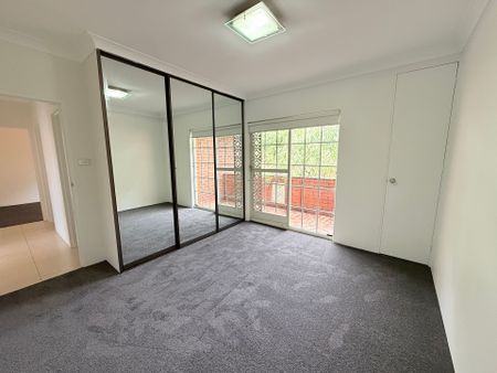 2 bedroom unit in ultra convenient location - Photo 2