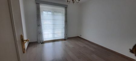 Gelijkvloerse gezinswoning met 3 slaapkamers, fraaie tuin en carport in Opoeteren. - Photo 4