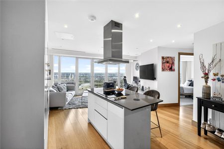 Crossharbour Plaza, London, E14 9SS - Photo 2