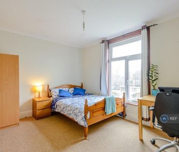 1 bedroom in a house share to rent - Photo 2