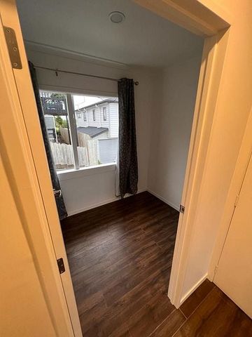 Large family home-Top schools,views,beach and bus - Photo 5