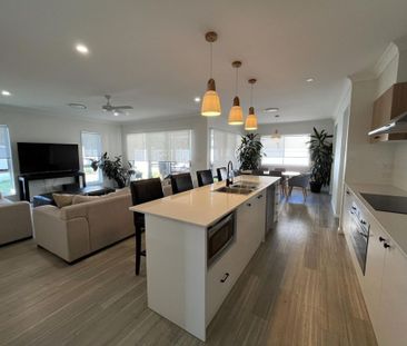 Stunning Large 4 Bedroom Home on Large Block - Photo 2