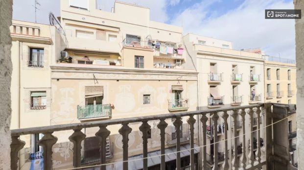 Room in a shared 8-bedroom apartment for rent in El Raval - Photo 1