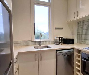Character One Bedroom Apartment with Carport – Pembridge - Photo 3