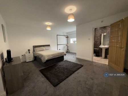 3 bedroom flat to rent - Photo 3