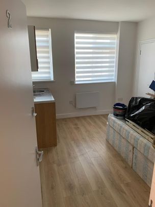 Studio Flat, Lea Bridge Road, E10 - Photo 1
