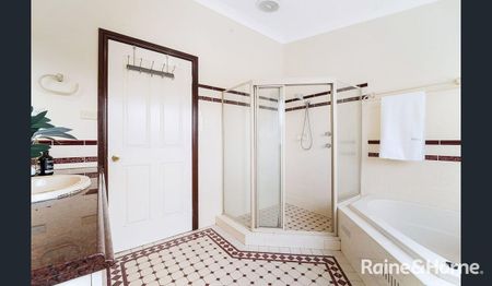 4 Bedroom Family Home Opposite Parkland - Renovated & Ready to Enjoy - Photo 5
