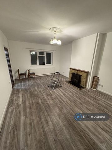 4 bedroom semi-detached house to rent - Photo 2