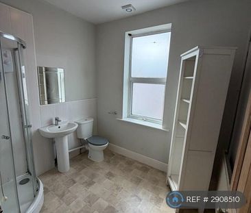 3 bedroom flat to rent - Photo 4