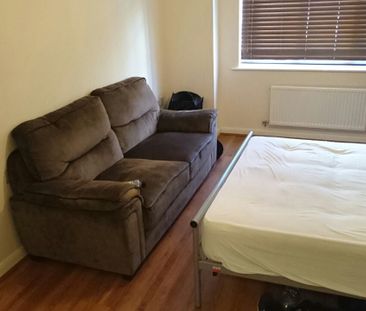 Room in a Shared House, Poppleton Close, CV1 - Photo 1