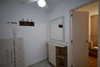 Encantador Piso Reformado en La Carihuela en urbanización con Piscina y Tenis en primera l – tor507ts1