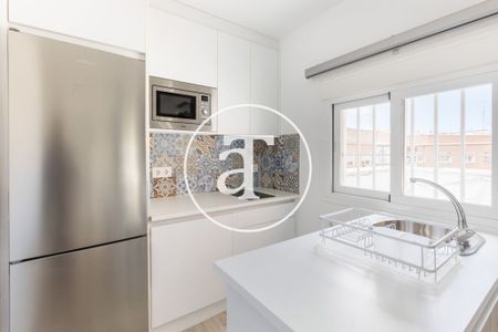 Monthly rental studio-style penthouse with bathroom in Chamartín - Photo 3