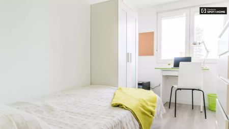 Single Bed in Rooms for rent in modern 5-bedroom apartment in Burjassot - Photo 2