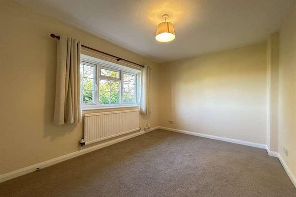 Dora's Green, Farnham, GU10 - Photo 1