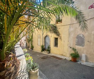 À louer – Charmant studio rénové au cœur du centre historique de Hy... - Photo 6