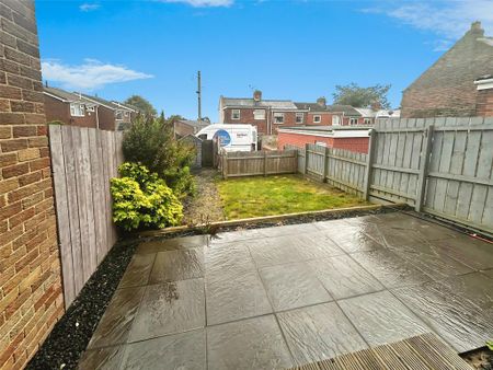 2 bedroom terraced house to rent - Photo 2