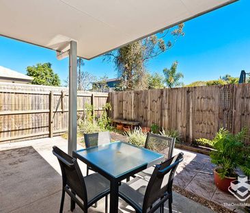 STYLISH EXECUTIVE LIVING AT GREAT LOCATION - Photo 2