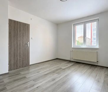 Pronájem bytu 3+1 s balkonem na ul. Seifertova v Hodoníně - Photo 5
