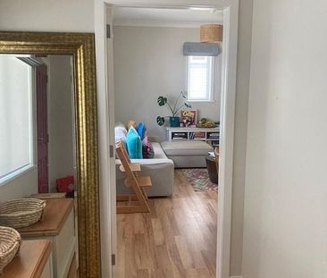 Two bedroom flat with great sun and view! - Photo 4
