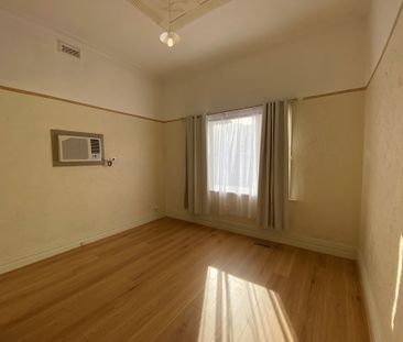 Spacious 3 Bedroom Family Home in Prime Elsternwick Location - Photo 4