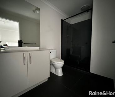 Modern 3 Bedroom Townhouse! - Photo 5