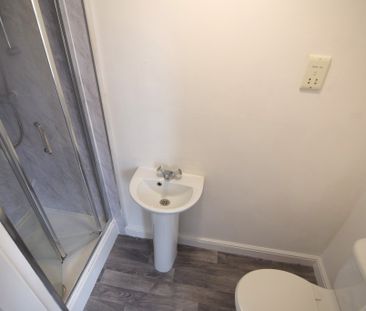 To Let 2 Bed Flat - Photo 5