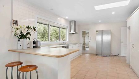 Quiet, Sun-Drenched Upstairs Retreat in Remuera - Photo 3