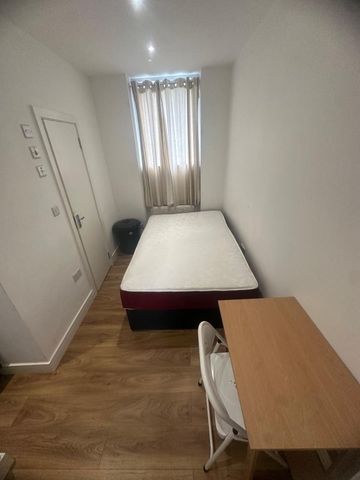 Room in a Shared House, New Cross Road, SE14 - Photo 2