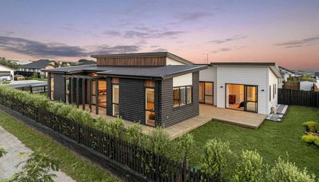 Stunning Milldale show home now for rent with ... - Photo 4