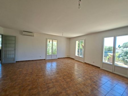 Location Maison 5 pièces 124m² VAUVERT 30600 - Photo 2