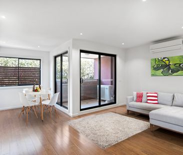 SPACIOUS TWO BEDROOM APARTMENT - freshly painted and new carpet in ... - Photo 3