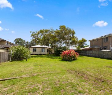 Spacious Family Home on an Expansive Level Block - Photo 3