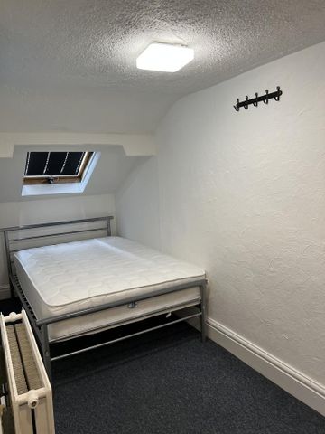 5 bedroom semi-detached house to rent - Photo 4