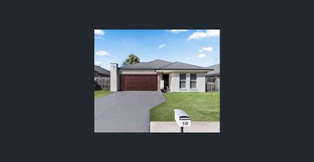 Family-Friendly Entertainer's Dream: 4-Bedroom Home with Sparkling Pool, Chef's Kitchen & Alfresco in Vermont Estate - Pool Servicing Included - Photo 5