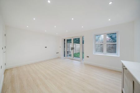 3 Bed Flat, West Hill, CR2 - Photo 3